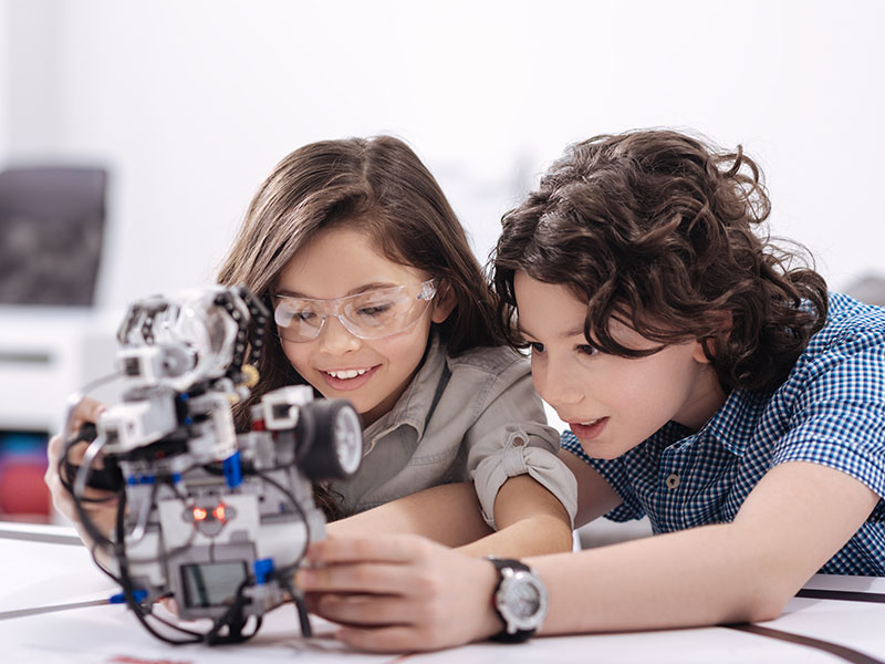 Kids Building a Robot