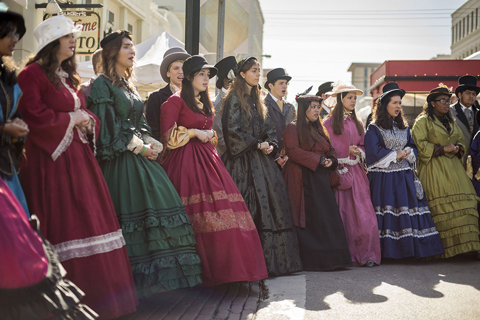 https://www.galveston.com/wp-content/uploads/2021/11/Carollers-Singing.jpg?utm_source=chatgpt.com