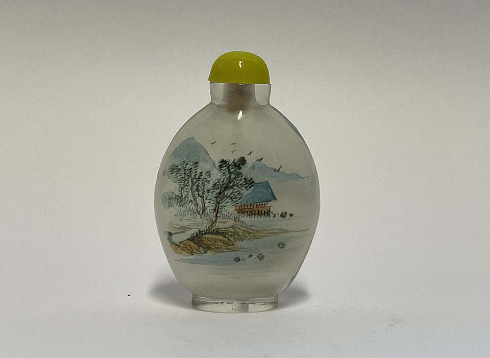 Peeking Glass Snuff Bottle